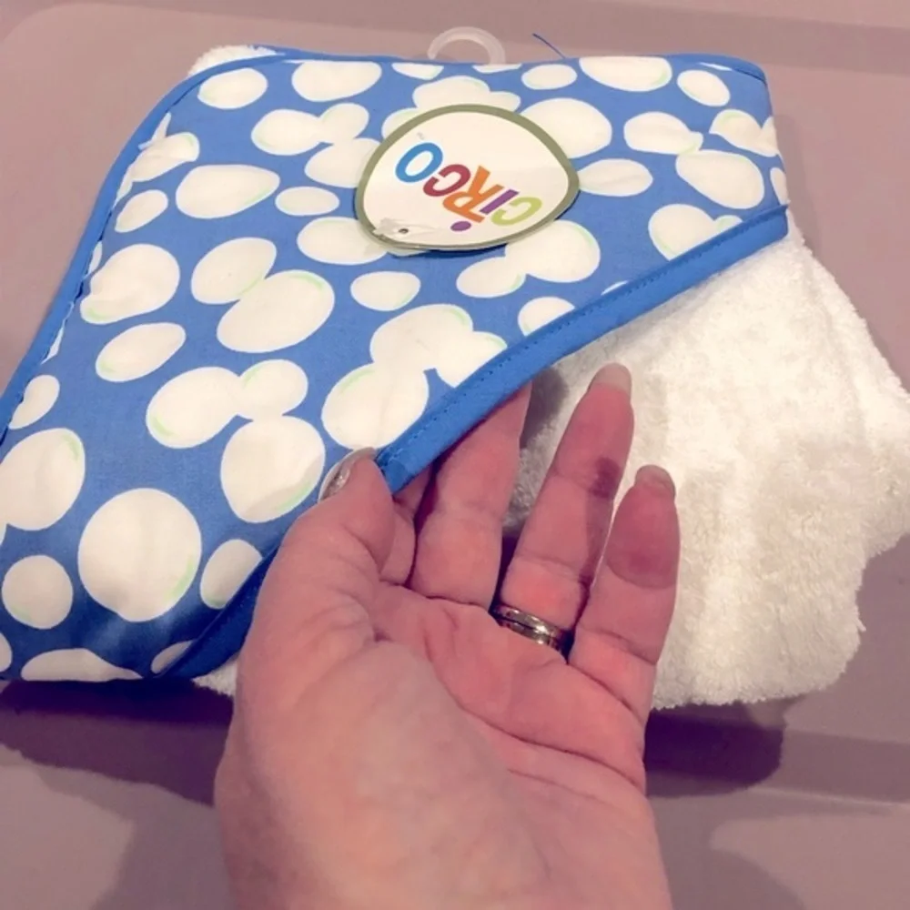 HOODED BLUE WHITE INFANT BATH BUBBLES TOWEL